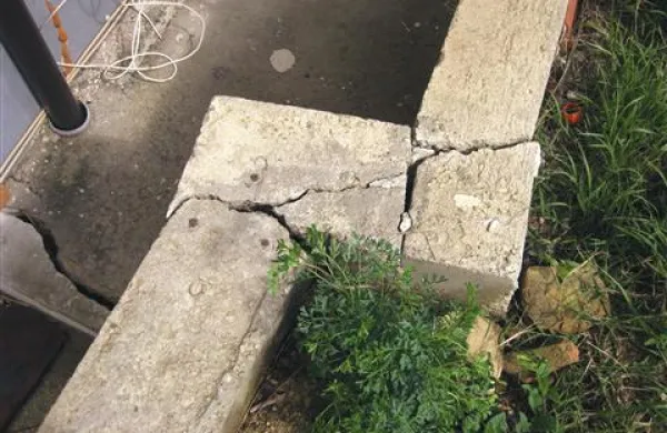 Za več centimetrov so se premaknili tudi zidovi ob hiši