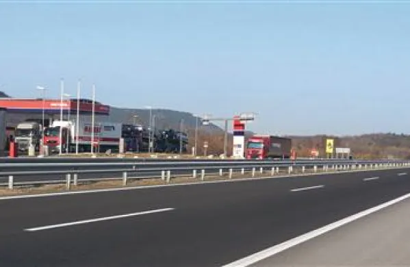 Trem Albancem s Kosova, ki sicer živijo na Češkem, in srbskemu državljanu se je zalomilo po tatvini na avtocestnem počivališču Povir