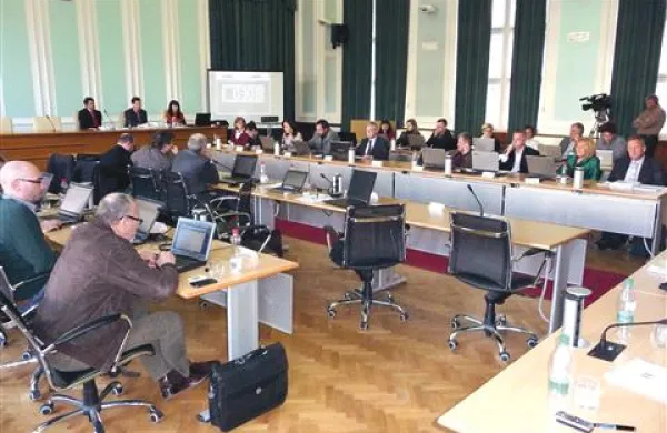..., a se njeni člani te teme še niso naveličali. V četrtek so o njej brezplodno razpravljali  med dvema in tremi urami. 