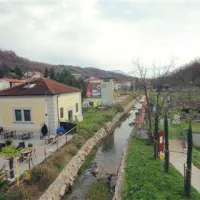 Na trenutke brezplodno razpravljanje o usodi  nekdanje kapelice ob judovskem pokopališču v Rožni dolini že vso jesen in zimo jemlje čas v  mestnem svetu. In še naprej bo tako, kaže. 