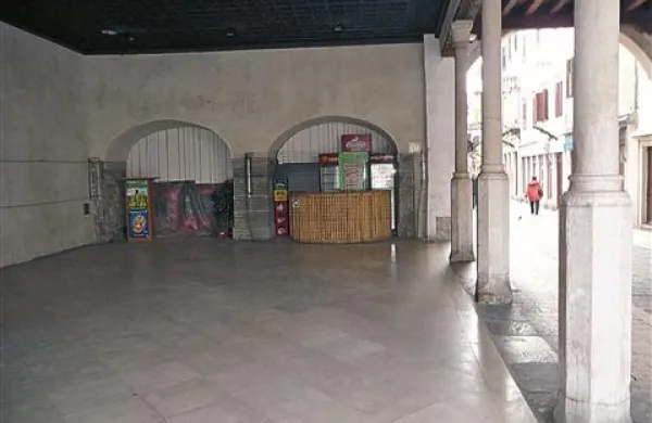 Terasa pod voltom Pretorske palače že nekaj časa sameva, menda jo bo v prihodnjih mesecih zasedel novi gostinec