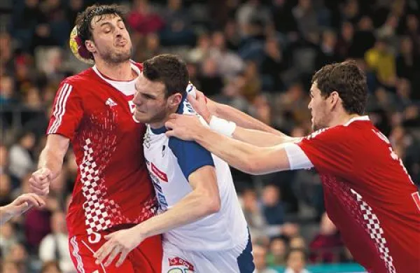 Domagoj Duvnjak (levo) je s pomočjo soigralcev zaustavil Boruta Mačkovška