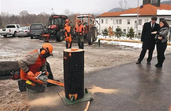 Zaradi projektov in spodbud za povezovanje gozdarstva in lesnopredelovalne industrije bi lahko tudi postojnska lesna in gozdarska šola, v kateri so ministru Bogoviču pokazali, da obvladajo sodobna znanja (na fotografiji), dobila še večjo vlogo