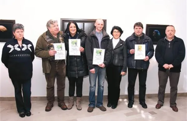 Del nagrajencev v družbi z organizatorji ocenjevanja