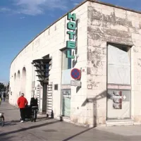 Lokal, iz katerega se je pred kratkim izselila trgovina Levi's, se te dni spreminja v čajno hišo