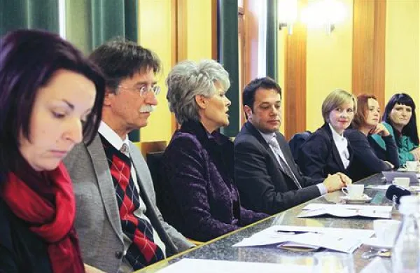 Furlanovo leto so predstavili (z leve): Pavla Jarc (Kulturni dom), Jožko Čuk (SNG), Miranda Brataševec (Ustanova Silvana Furlana), župan Matej Arčon, Mirka Križnič (Mestna občina), Mateja Zorn (Kinoatelje) in Dejana Baša (Turistična zveza)   
