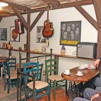 Bi Pub gradi svojo javno podobo v povezavi z zlato dobo rock glasbe