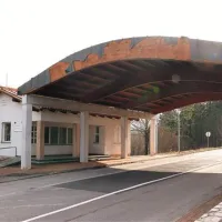 Ko so pred desetletji prenavljali stavbo in nadstrešek tedanjega maloobmejnega prehoda pri Gorjanskem, so bili mejni delavci in država nanj ponosni. A ker ga po vstopu Slovenije v Eu nihče več ne uporablja in vzdržuje, je  začel propadati. 