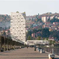 Pogled s promenade na Semedelo bi deloma zastrla 20-nadstropna stolpnica 
