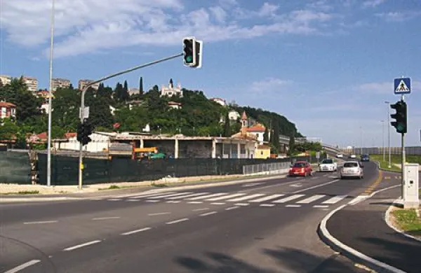 Na Ulici Vena Pilona v Kopru so vozila zdrsnila zaradi neočiščenega poledenelega vozišča (fotografija je iz arhiva)