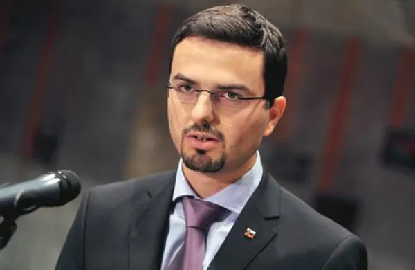 NSi bo po besedah vodje poslancev stranke Mateja Tonina ostala v koaliciji vse dotlej, ko bodo razmere za normalno delo oziroma dokler bo DZ normalno sprejemal zakone te vlade