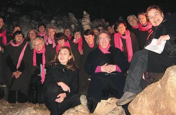 Ženski pevski zbor  Društva Pristan  Univerze za tretje življenjsko obdobje Koper je zapel v Postojnski jami