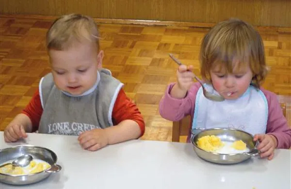 Koruzna polenta z mlekom: stara, pozabljena, a po zaslugi sheme mleka spet obujena zdrava jed, ki gre otrokom, zagotavljajo vzgojiteljice,  celo v slast