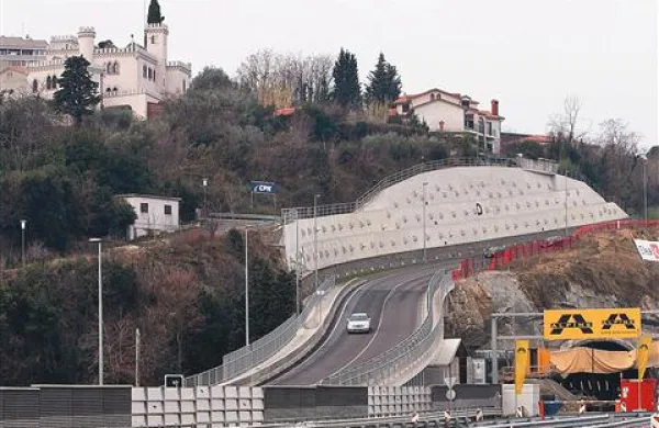 Ulica Vena Pilona se je včeraj zjutraj spremenila v pravo drsališče