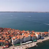  Eni govorijo o Piranskem zalivu kot slovenskih notranjih morskih vodah z mejo na hrvaški obali, drugi zahtevajo  mejo stare piranske občine, torej po sredini Savudrijskega polotoka, 