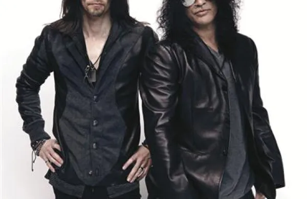 Myles Kennedy (levo) in Slash