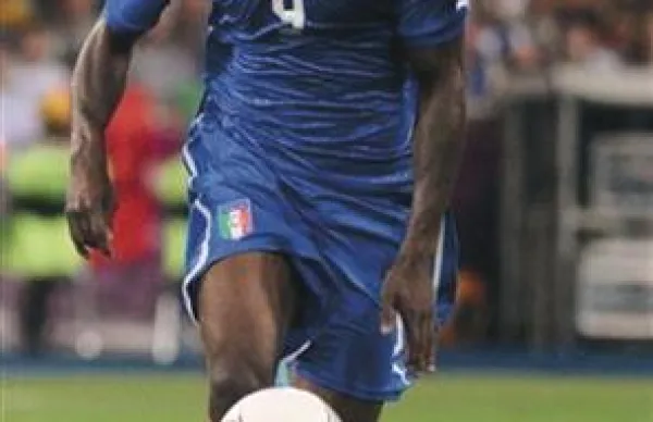 Skupina navijačev Milana se je pred restavracijo, v kateri je  obedoval Mario Balotelli, spopadla s policijo