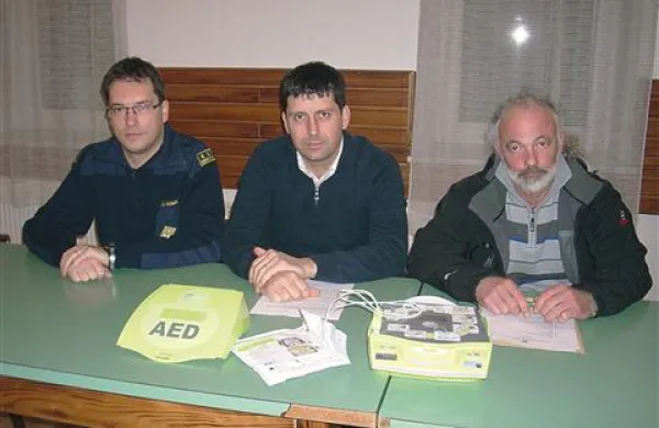 Predsednik Gasilske zveze Postojna Marko Simšič, predstavnik liste Poper Boštjan Stegel in Stojan Bolič iz službe nujne medicinske pomoči so  enega izmed treh defibrilatorjev pustili v omarici pred trgovino v Razdrtem