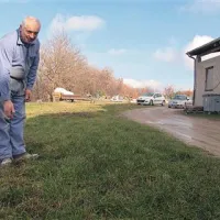  Lucijan Stepančič kaže razrito zemljo tik ob njegovi hiši