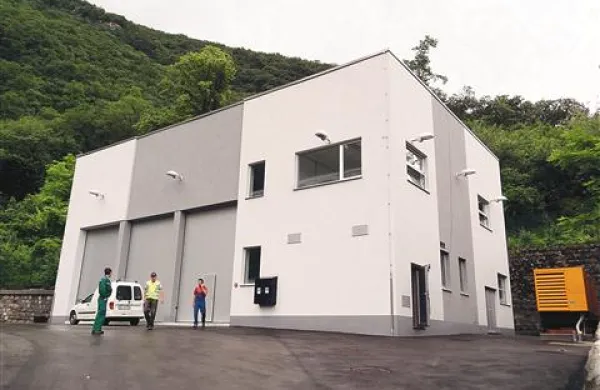 K dražitvi komunalnih storitev  prispeva tudi posodabljanje infrastrukture. Na sliki nova vodarna  pri izviru Hublja.