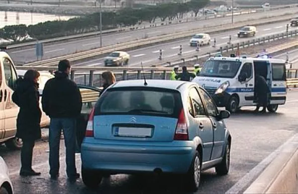 Zaradi poledenele ceste je v torek zjutraj na cesti z Markovca trčilo več vozil