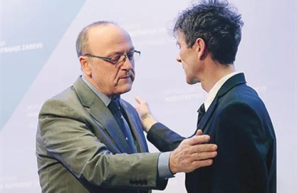 Minister za notranje zadeve Vinko Gorenak se je po pooblastilu vlade v imenu države opravičil Robertu Fojkarju, ki je bil enajst let v neupravičenem kazenskem postopku, ki se je končal z oprostilno sodbo