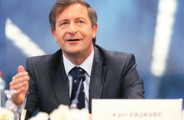 O podrobnostih Karl Erjavec danes v Bruslju ni želel govoriti, češ da je politik, ne finančni strokovnjak