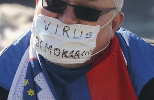 Obravnavo predloga novele zakona o referendumu in ljudski iniciativi, ki je v okviru januarske redne seje danes v državnem zboru, so na balkonu velike dvorane spremljali tudi člani civilne iniciative Referendum državljanom