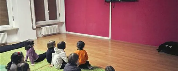 Otroci v popoldanskem varstvu dijaškega doma poleg učnih ur in številnih aktivnosti gledajo tudi sinhronizirane slovenske filme