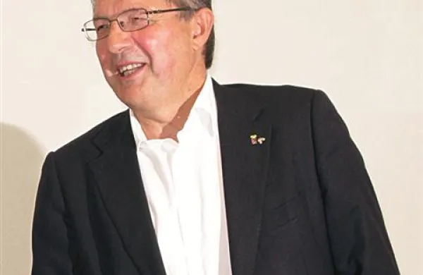 Enrico Gherghetta bo mladoporočencema podelil “dokument”, ki bo izkazoval njuno zvezo