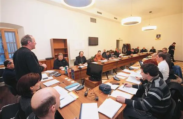 Vipavski občinski svetniki so redno sejo včeraj prvič opravili  v sejni sobi v prenovljenem   delu Lanthierijevega dvorca, kar je tudi prvi uradni dogodek občine v zdaj ličnem  poslopju sredi Vipave