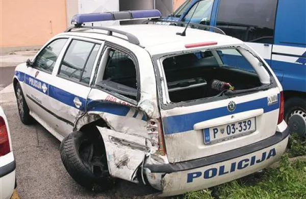 Tovornjak je malo pred predorom Dekani trčil v zadnji del policijske škode