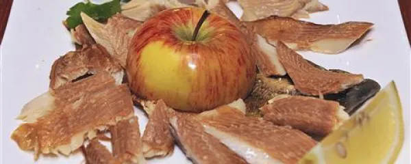Dimljena postrv z jabolkom