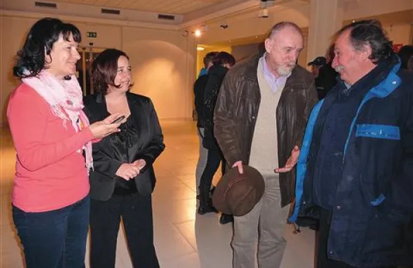  S poročanjem o naravnih nesrečah prekaljeni profesionalni novinarji (druga  z leve je urednica PN Vesna Humar) dobro   vedo, kako se morajo spoprijeti s to tematiko 