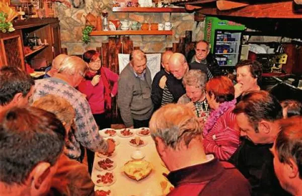 Ljubitelji slastnih domačih klobas so prišli na svoj račun