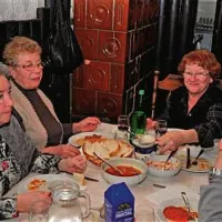 Na prireditvi so obiskovalci okusili domač golaž s klobasami ter polento in dobrote poplaknili z avtohtonimi vini
