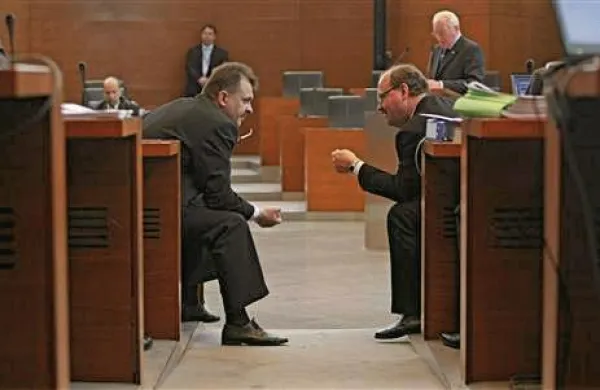 Predsednik odbora državnega zbora za zunanjo politiko Jožef Horvat je ocenil, da naj bi odbor  na ponedeljkovi izredni in zaprti seji obravnaval minimalne spremembe memoranduma o predmetu spora za arbitražo o meji s Hrvaško, ki so bile predstavljene na petkovi seji vlade