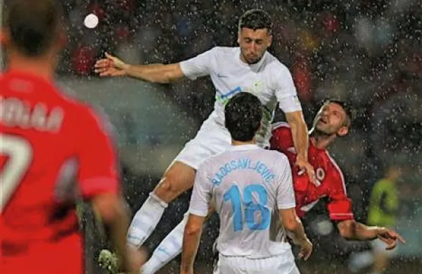 Po Kevinu Kamplu in Zlatku Dediću se je moral selektor slovenske nogometne reprezentance Srečko Katanec za sredino prijateljsko tekmo z Bosno in Hercegovino v Stožicah odreči še branilcu Dominicu Marohu (v skoku) Foto: Primož Lovrič 