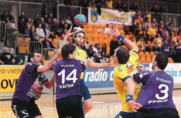 Ob Matjažu Brumnu je še največ težav mariborski obrambi povzročal Uroš Bundalo (v sredini), ki sprejema podajo Deana Bombača (levo)