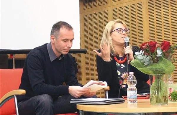 Kaja Širok in Boris Ugrin na predstavitvi knjige Kalejdoskop goriške preteklosti. Zgodbe o spominu in pozabi.