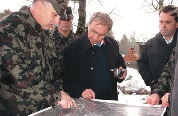 Minister za obrambo Aleš Hojs si je v okviru vladnega obiska ogledal vadišče Poček in strelišče Bač, kjer so mu predstavili trenutno stanje in predvidene posodobitve v okviru državnega prostorskega načrta