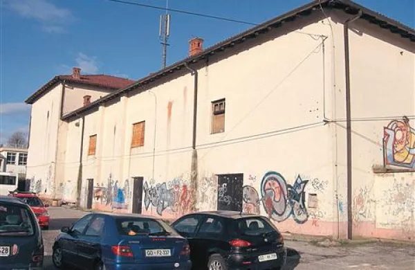 Razpadajoči kulturni dom v Mirnu naj bi  junija porušili