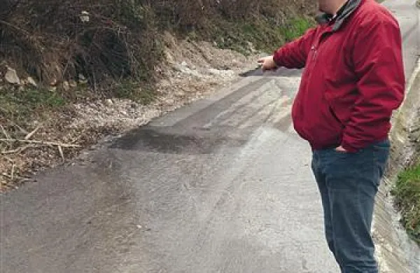 Rajko Cah kaže na mesto, od koder voda iz cevovoda kar naprej pušča po cesti nad Viki burgerjem