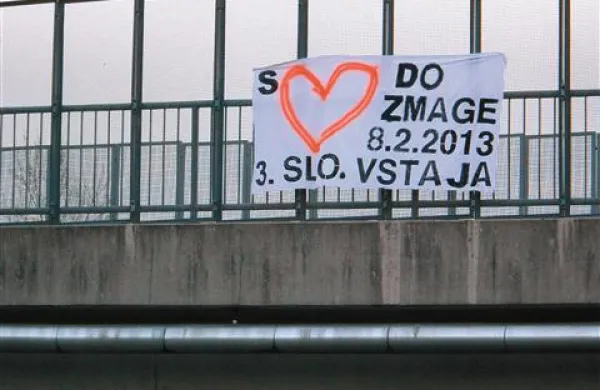 Na več nadvozih primorske avtoceste  so se včeraj pojavili  transparenti, ki pozivajo k 3. vseslovenski ljudski vstaji
