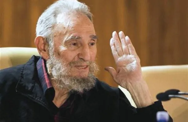Nazadnje se je Fidel Castro, ki je oblast na otoku že pred časom predal mlajšemu bratu Raulu, pojavil marca lani ob obisku papeža Benedikta XVI. na Kubi