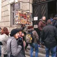 Približno 50 protestnikov se je na hodniku Mestne občine Maribor zbralo pred začetkom današnje seje mestnega sveta, na kateri  svetniki prvič obravnavajo proračun za letošnje leto