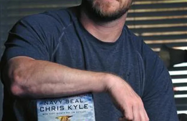 38-letni Chris Kyle je lani izdal knjigo z naslovom Ameriški ostrostrelec: avtobiografija najbolj smrtonosnega ostrostrelca v zgodovini ameriške vojske