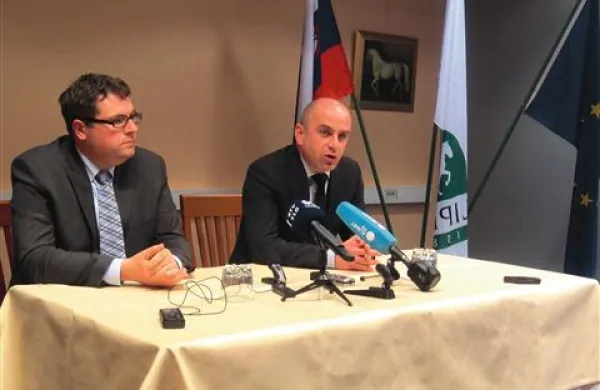 Direktor Kobilarne Lipica Boštjan Bizjak (levo) in predsednik sveta Kobilarne Marjan Hribar sta včeraj dejala, da gospodarski družbi Lipici turizem brez kredita grozi stečaj    