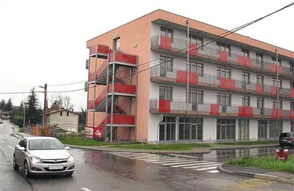 Če bi hoteli dom preurediti, da bi ustrezal sedanjim željam  novogoriške ustanove, bi po zelo grobih izračunih potrebovali približno 400.000 evrov