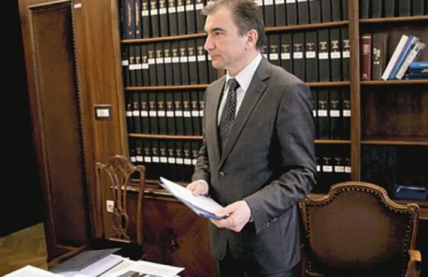 Po besedah Janka Verba v Sloveniji očitno prehajamo v enostrankarski sistem, ko ima ena stranka občutek, da lahko sama vodi državo in državna podjetja